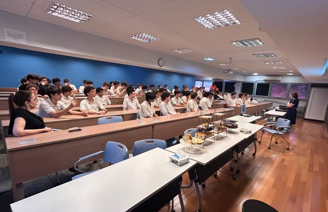 Alunos do Colégio São Bento visitam a PUC e conhecem o curso de Direito